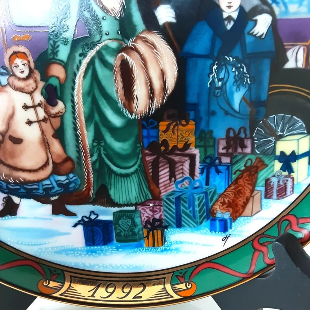 ROYAL COPENHAGEN - JULEINKOB  1992 CHRISTMAS SHOPPING PLATE No. 3309A